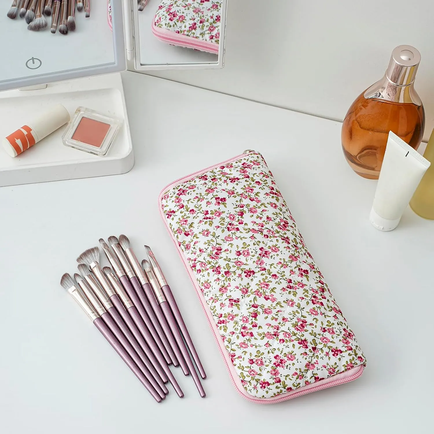 JOVAKIT Quilted Makeup Brush Holder Travel Cosmetic Bag for Women, Floral Coquette Cotton Makeup Brush Case Toiletry Zipper Make Up Pouch, Travel Storage Organizer Pouch (Red Floral)